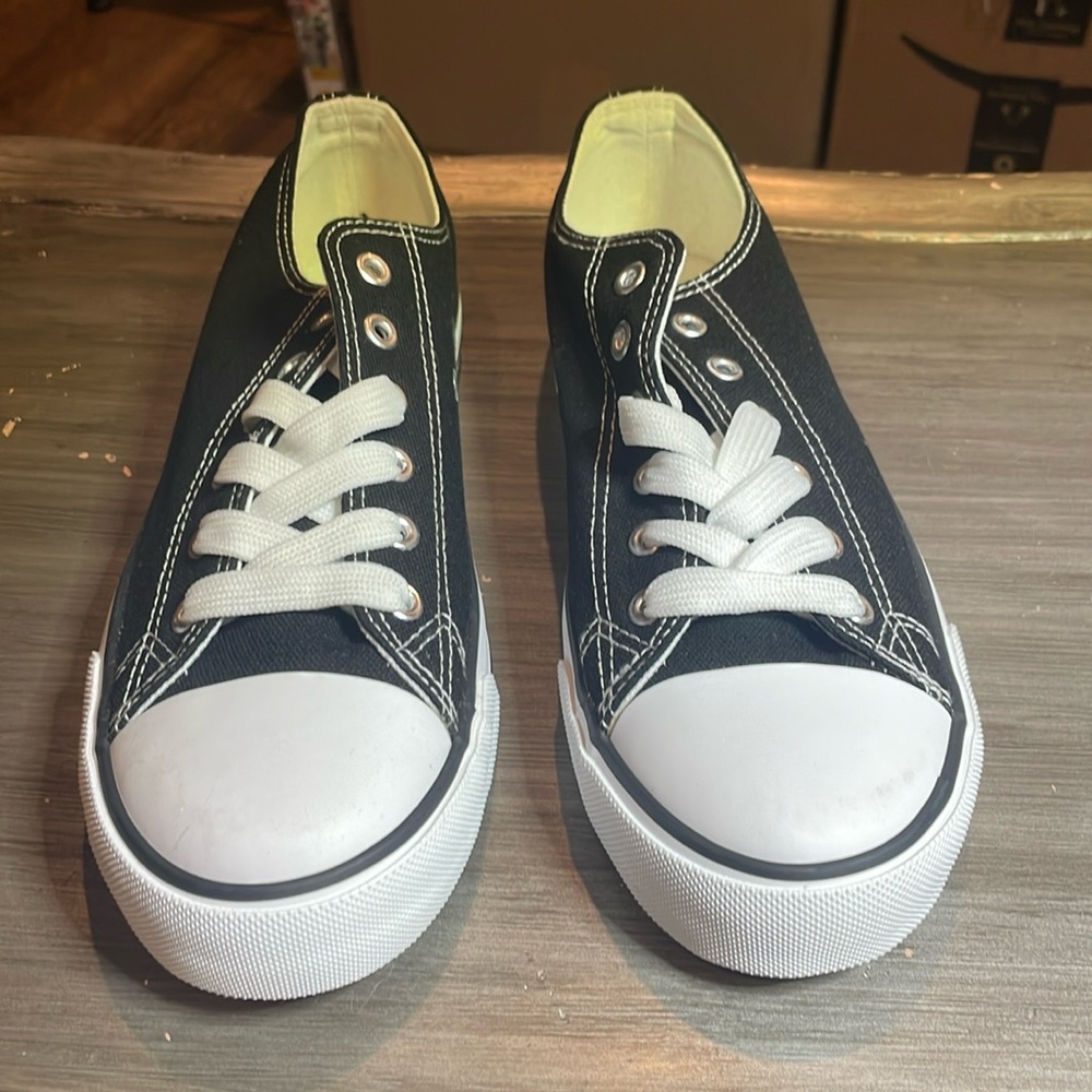 Black lace up sneaker size 8 women NIB. 🌚FYI NOT CONVERSE….
